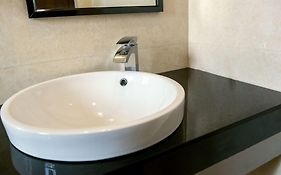 Treebo Vedanta, Metropolitan